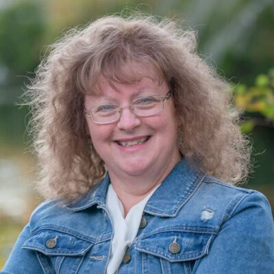 Susan Gorveatte 400x400 headshot